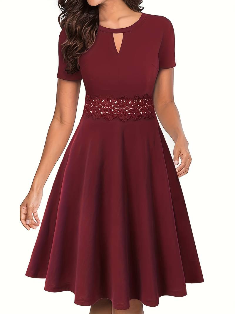 Blaues Kleid mit kontrastierender Spitze und figurbetontem Schnitt