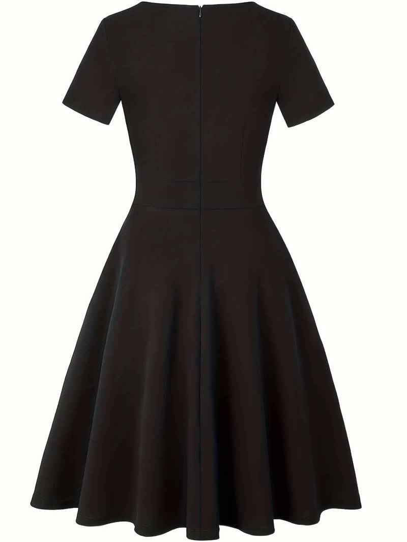 Blaues Kleid mit kontrastierender Spitze und figurbetontem Schnitt