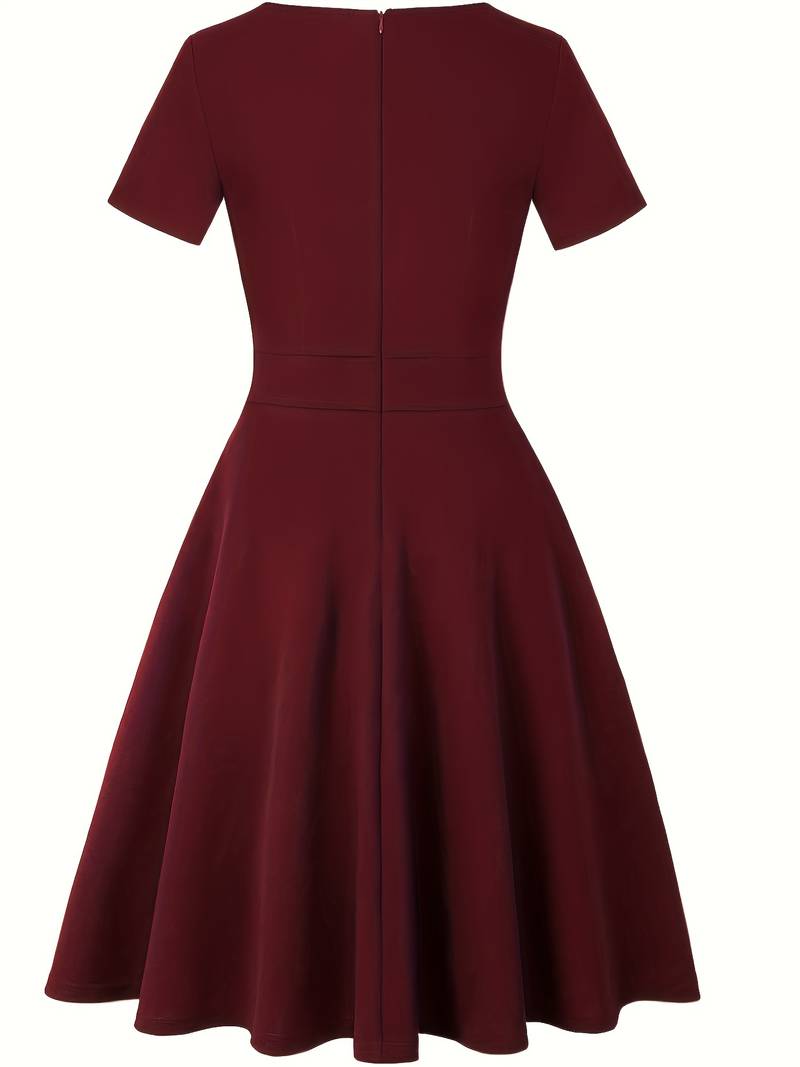 Blaues Kleid mit kontrastierender Spitze und figurbetontem Schnitt