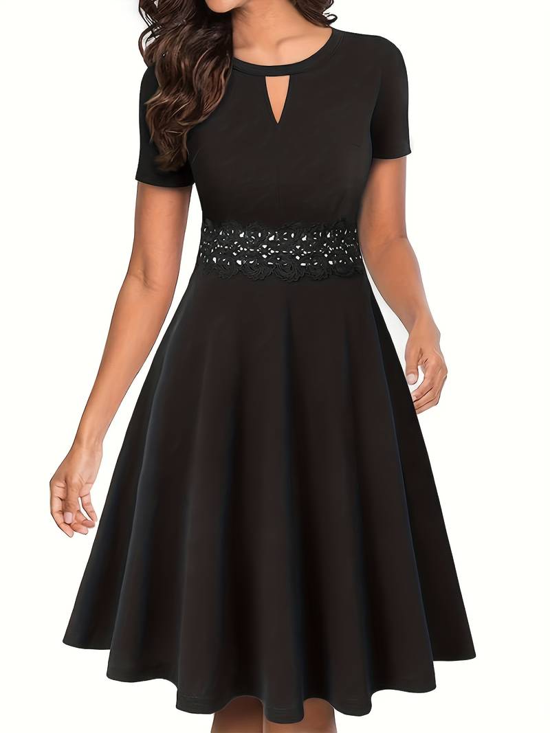 Blaues Kleid mit kontrastierender Spitze und figurbetontem Schnitt